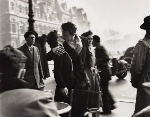 Robert Doisneau registrou um beijo apaixonado que faz esquecer o tempo e o espaço, em 1950. Dizem que a foto foi encenada, mas foi um verdadeiro ícone da resistência francesa.