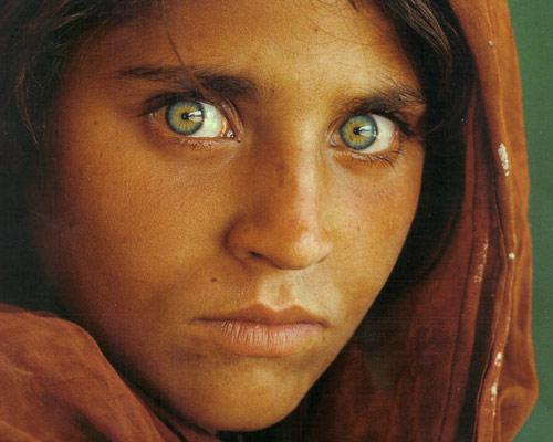 Garota afegã, em 1984, fotografada por Steve McCurry da National Geographic