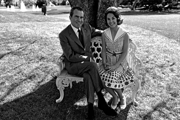 Richard Nixon e sua filha Julie na Casa Branca, em foto de Otto Stupakoff de 1971
