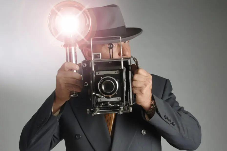 foto de um homem com câmera antiga para ilustrar como o flash funciona na fotografia