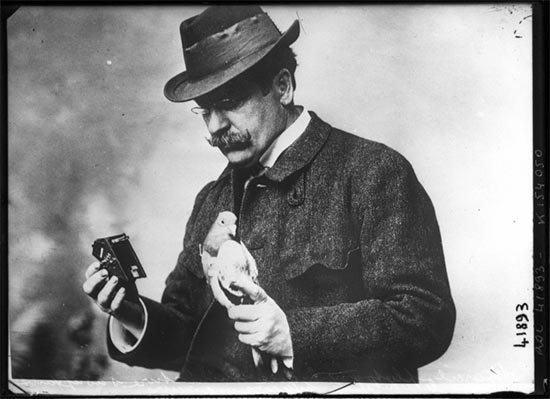 Julius Neubronner com sua pomba e câmera, em 1914