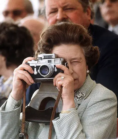 elizabeth-ii-the-queen-with-a-leica