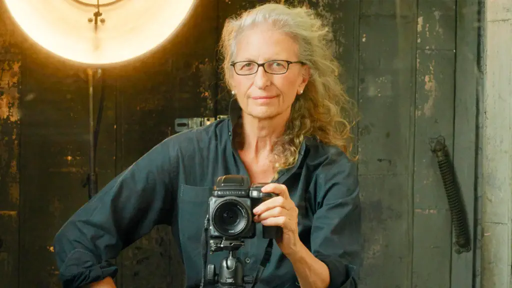 retrato colorido da fotógrafa Annie Leibovitz para ilustrar suas frases famosas sobre fotografia