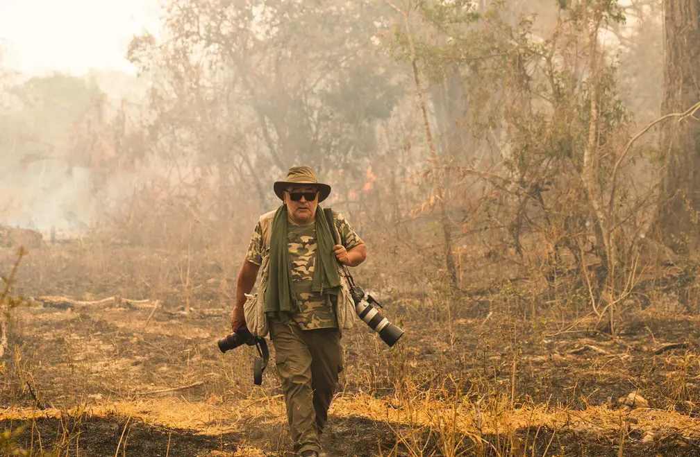 retrato do fotógrafo Araquém Alcântara registrando as queimadas do Pantanal para ilustrar suas frases famosas sobre fotografia