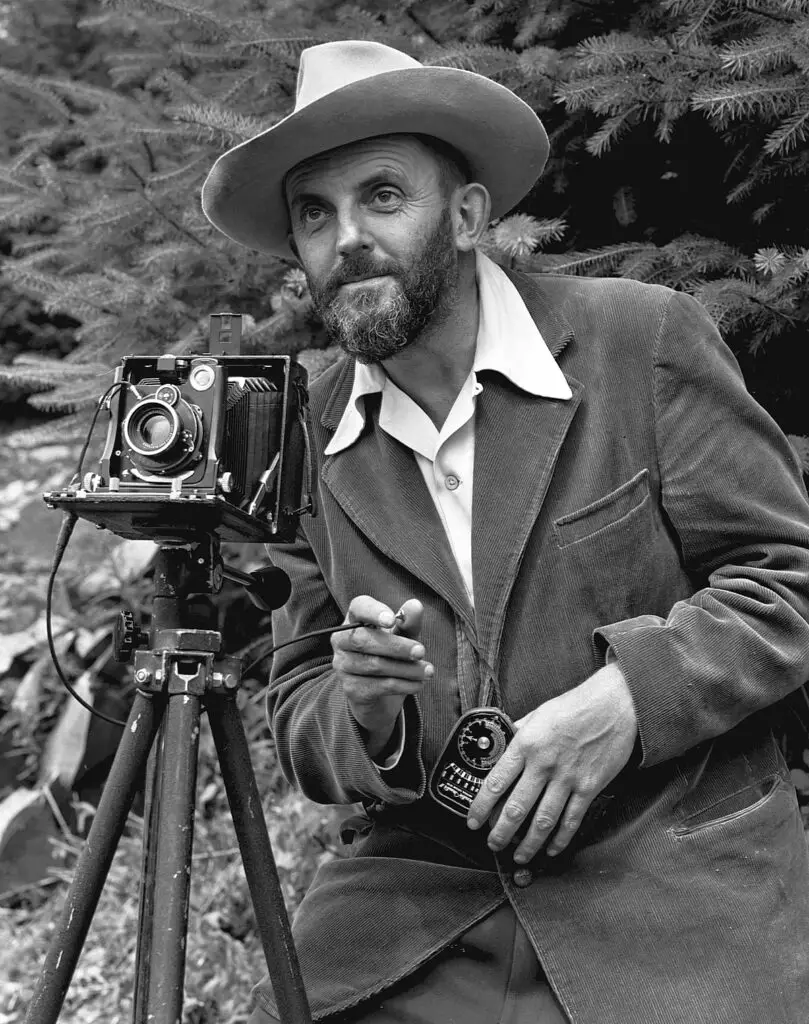 retrato em preto e branco de ansel adams e sua câmera analógica para ilustrar suas frases de fotografia