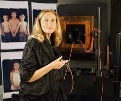 retrato da fotógrafa americana Joyce Tenneson com uma câmera antiga
