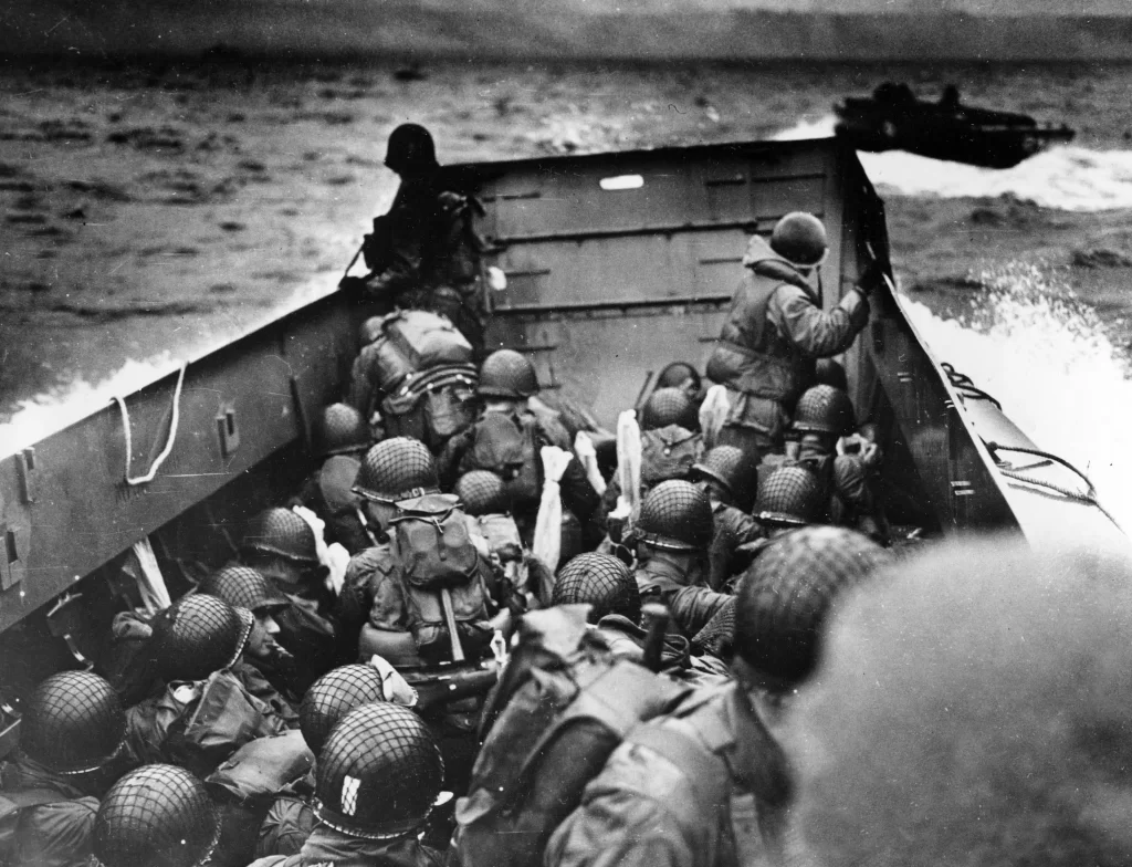 foto do fotojornalista Robert Capa de soldados dentro de um barco durante a segunda guerra mundial